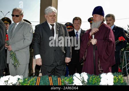 Les anciens combattants latent des couronnes aux morts. Tyumen Banque D'Images