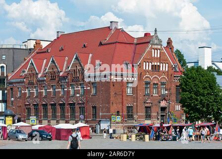 Vyborg, Région De Leningrad, Russie - 8 Juin 2019: Les Gens Marchent Sur La Place Du Marché. Banque D'Images