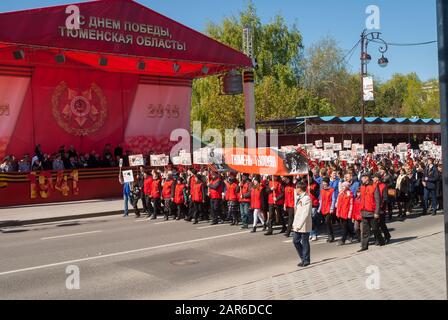 Personnes avec des photos de parents. Travail de Tyumen Banque D'Images