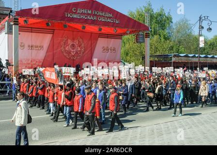 Personnes avec des photos de parents. Travail de Tyumen Banque D'Images