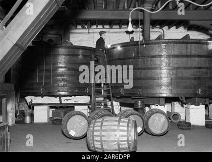 Écosse - Whisky warehouse Edinburgh Man inspecte les barils dans lesquels le whisky est stocké Date: 1934 lieu: Edinburgh, Grande-Bretagne mots clés: Boissons alcoolisées, réservoirs de stockage Banque D'Images