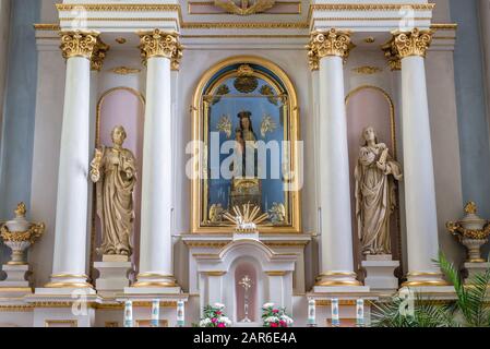 Chapelle avec statue miraculeuse de la Madonna dans la basilique de la Visitation de la Sainte Vierge Marie dans l'ancien monastère dominicain de la ville de Sejny, Pologne Banque D'Images