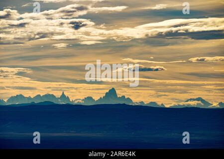 Vue sur Mt. Cerro Torre et Fitz Roy avec ciel dramatique, Patagonia, Argentine Banque D'Images