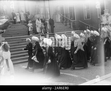 La reine Wilhelmina, sa fille Juliana et ses petits-enfants sont debout sur les conseils d'administration de la maison dix Bosch pendant un filé. Femmes en costume Date: 29 août 1947 lieu: La Haye mots clés: Défilés, costume, reines, palais, princesses Nom personnel: Beatrix (princesse Pays-Bas), Bernhard (prince Pays-Bas), Christina (princesse Pays-Bas), Irene (princesse Pays-Bas), Juliana (princesse Pays-Bas), Margriet (princesse Pays-Bas), Wilhelmina (reine Pays-Bas) Banque D'Images