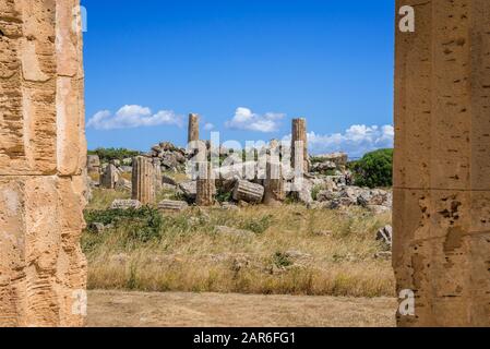 Les temples F et G vus du Temple E ont également appelé Temple de Hera sur la colline est de Selinunte ancienne ville grecque sur la côte sud-ouest de la Sicile en Italie Banque D'Images