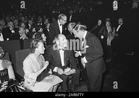 Ouverture du Festival Holland au Circustheater de Scheveningen Mme Luns, ministre des Affaires étrangères m.. J. Luns et Premier ministre P. de Jong Annotation: Achter P. de Jong Minister Cals Date: 15 juin 1967 lieu: Scheveningen, Zuid-Holland mots clés: Événements culturels, festivals, ouvertures Nom personnel: Young, Piet de, Luns, J.A. M.H., Luns, Joseph Banque D'Images