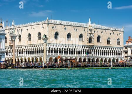Palais des Doges, ou Palazzo Ducale, à Venise, Italie. Cet hôtel est situé sur la Piazza San Marco et est la principale destination touristique de Venise. Banque D'Images