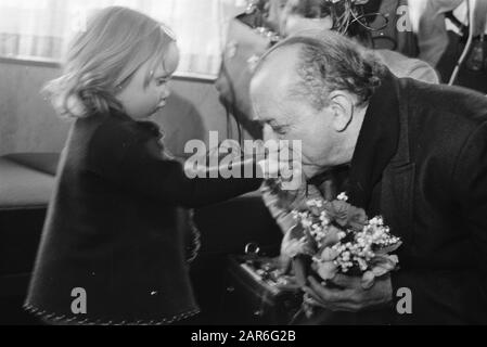 Resp. [Don] Hélder Câmara, évêque de Rezife, Brésil, arrive à Schiphol; le garçon reçoit le baiser à la main par Hélder Câmara Date: 29 mai 1970 lieu: Noord-Holland Schiphol, mots clés: Arrivées, évêques Nom personnel: Câmara, Hélder Banque D'Images