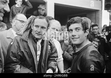 TT Assen 1967 Mike Hailwood et Giacomo Agostini dans le quartier des pilotes Date: 24 juin 1967 lieu: Assen, Drenthe mots clés: Conducteurs, sport automobile Nom personnel: Agostini, Giacomo, Hailwood, Mike : Inconnu/Anefo Banque D'Images