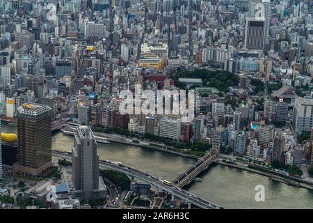 Vue aérienne depuis la tour Skytree de Tokyo du siège du bâtiment Asahi le long de Sumida Rile et du temple Sensoji, Japon Banque D'Images