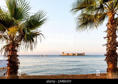 Mersin, Turquie - 16 août 2019 : château de Maiden, Kiz Kalesi avec palmier en mer Méditerranée. Mersin Turquie Banque D'Images