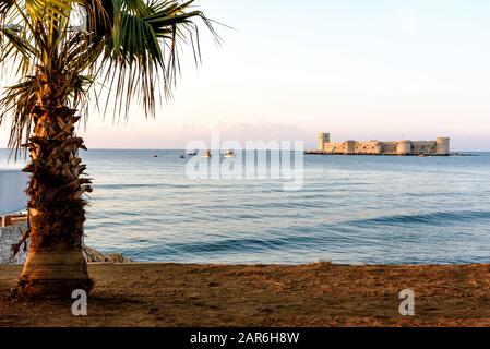 Mersin, Turquie - 16 août 2019 : château de Maiden, Kiz Kalesi avec palmier en mer Méditerranée. Mersin Turquie Banque D'Images