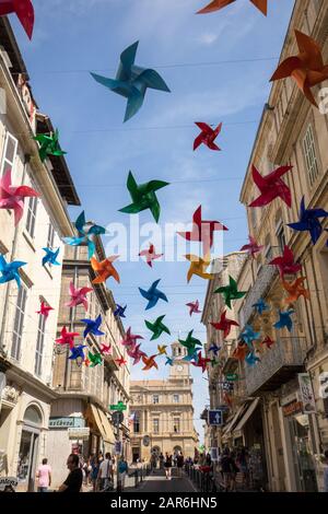 Arles, France - 27 juin 2017 : Rue décorée avec des étoiles colorées à Arles, Provence. France Banque D'Images