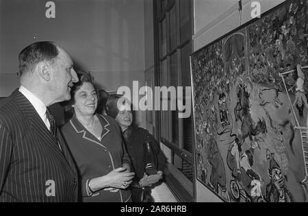 La ministre Lun a ouvert une exposition de peinture à Anne Frankhuis, Mme Bottenheim Niemer et la ministre Lun à l'une des nombreuses toiles Date: 20 janvier 1968 lieu: Amsterdam, Noord-Holland mots clés: Expositions Nom personnel: Bottenheim Niemer, Ellen, Lun, J.A. M.H., Lun, Joseph Nom de l'institution: Anne Frank House Banque D'Images