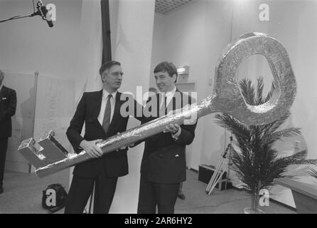 Le ministre Nijpels (r) remet au président Dolman une grande clé pour l'achèvement de la partie nouveau bâtiment deuxième chambre Date : le 11 décembre 1987 mots clés : remise du nom de personne : Nijpels, Ed Banque D'Images