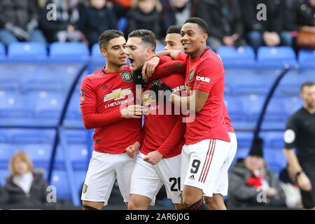 Birkenhead, Royaume-Uni. 26 janvier 2020. Diogo Dalot de Manchester United (c) célèbre avec ses coéquipiers après avoir marqué son deuxième but. La coupe Emirates FA, 4ème match rond, Tranmere Rovers / Manchester Utd à Prenton Park, Birkenhead, Wirral le dimanche 26 janvier 2020. Cette image ne peut être utilisée qu'à des fins éditoriales. Utilisation éditoriale uniquement, licence requise pour une utilisation commerciale. Aucune utilisation dans les Paris, les jeux ou une seule édition de club/ligue/joueur.pic par Chris Stading/Andrew Orchard sports photographie/Alay Live News crédit: Andrew Orchard sports photographie/Alay Live News Banque D'Images