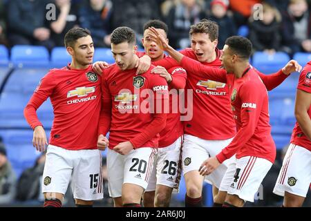 Birkenhead, Royaume-Uni. 26 janvier 2020. Diogo Dalot de Manchester United (2ème de gauche) célèbre avec ses coéquipiers après avoir marqué son 2ème but. La coupe Emirates FA, 4ème match rond, Tranmere Rovers / Manchester Utd à Prenton Park, Birkenhead, Wirral le dimanche 26 janvier 2020. Cette image ne peut être utilisée qu'à des fins éditoriales. Utilisation éditoriale uniquement, licence requise pour une utilisation commerciale. Aucune utilisation dans les Paris, les jeux ou une seule édition de club/ligue/joueur.pic par Chris Stading/Andrew Orchard sports photographie/Alay Live News crédit: Andrew Orchard sports photographie/Alay Live News Banque D'Images