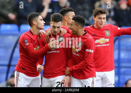 Birkenhead, Royaume-Uni. 26 janvier 2020. Diogo Dalot de Manchester United (2ème de gauche) célèbre avec ses coéquipiers après avoir marqué son 2ème but. La coupe Emirates FA, 4ème match rond, Tranmere Rovers / Manchester Utd à Prenton Park, Birkenhead, Wirral le dimanche 26 janvier 2020. Cette image ne peut être utilisée qu'à des fins éditoriales. Utilisation éditoriale uniquement, licence requise pour une utilisation commerciale. Aucune utilisation dans les Paris, les jeux ou une seule édition de club/ligue/joueur.pic par Chris Stading/Andrew Orchard sports photographie/Alay Live News crédit: Andrew Orchard sports photographie/Alay Live News Banque D'Images