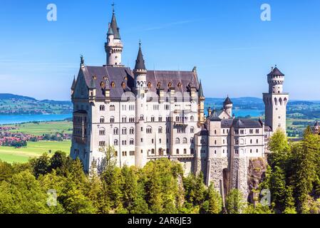 Le château de Neuschwanstein se ferme en Bavière, en Allemagne. Neuschwanstein est un des principaux sites des Alpes allemandes. Célèbre château de conte de fées dans les montagnes forestières. Sc Banque D'Images