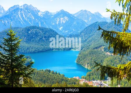 Paysage des montagnes alpines, Allemagne. Belle vue panoramique sur la nature d'en haut. Beau paysage avec lac Alpsee et village de Hohenschwangau à l'avant Banque D'Images