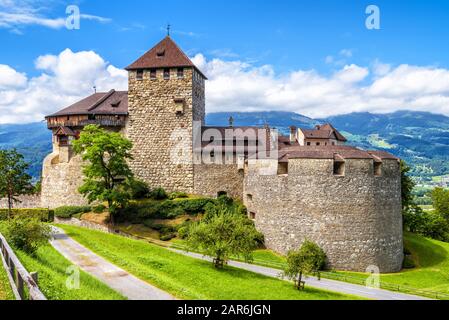 Château de Vaduz au Liechtenstein. Ce château royal est un monument du Liechtenstein et de la Suisse. Vue panoramique sur le château médiéval dans les Alpes montagnes de s Banque D'Images