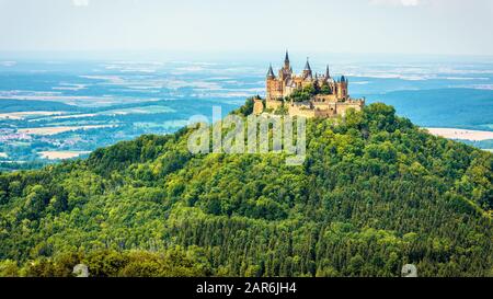 Château de Hohenzollern sur le sommet de la montagne, Allemagne. Ce château est un monument célèbre aux environs de Stuttgart. Panorama panoramique de Burg Hohenzollern en résumé Banque D'Images