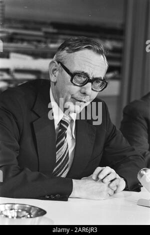 Ministre Van de Stoel de retour du Brésil, à Schiphol; ministre Van de Stoel pendant la conférence de presse, titre Date: 23 février 1977 lieu: Brésil mots clés: Conférences de presse Nom personnel: Président, Max van der Banque D'Images