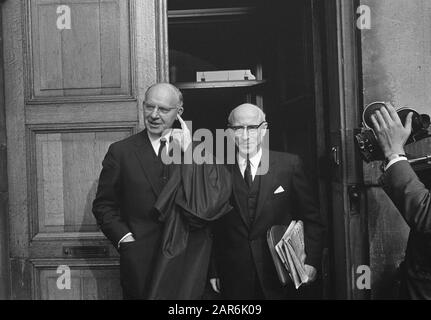 Crise gouvernementale 1966 Ministre des Finances Anne Vondeling (PvdA) et Ministre de la Justice Ivo Samkalden (PvdA) arrivent pour la dernière réunion du Conseil des ministres au Binnenhof Date: 14 octobre 1966 lieu: Den Haag, Zuid-Holland mots clés: Ministres, politique, crises gouvernementales Nom personnel: Samkalden, Ivo, Vondeling, Anne Nom de l'institution: PvdA Banque D'Images