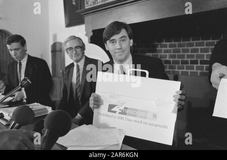 Le ministère VROM a présenté sa quatrième note sur l'aménagement du territoire; le ministre Nijpels avec son offre de discours Date: 17 mars 1988 mots clés: Les ministres Personname: Nijpels, Ed Banque D'Images