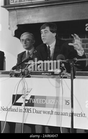 Le ministère VROM a présenté la quatrième note sur l'aménagement du territoire; le ministre Nijpels a prononcé un discours, dir. Gauche. -Gen. Witsen Date : 17 Mars 1988 Mots Clés : Ministers Personname: Nijpels, Ed, Witsen Banque D'Images