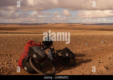 Un vélo dans le désert près de Tan Tan dans le sud du maroc Banque D'Images