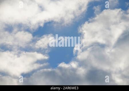 Dans le ciel bleu, blanc et nuages. Le soleil illumine les nuages. Banque D'Images