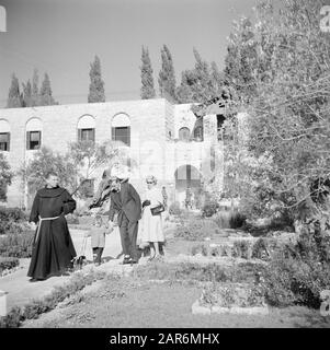 Moyen-Orient 1950-1955 : Jérusalem Monk et croyants dans la cour de Gethsemane Annotation: Au moment de l'enregistrement, Jérusalem était en Jordanie Date: 1950 lieu: Jérusalem, Jordanie mots clés: Croyants, moines, jardins Banque D'Images