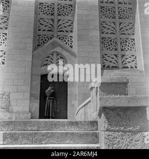 Israël 1948-1949: Ain Karem Monk, probablement un franciscain, dans l'habitude de l'Église de la Visitation Date: 1948 lieu: Ain Karem, Israël, Jérusalem mots clés: Portes, peignoirs, édifices religieux, monastères, moines Banque D'Images