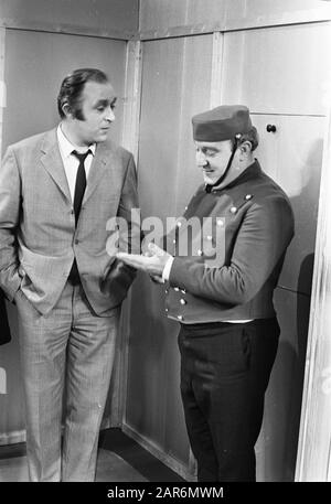 Mountieshow enregistre AVRO-TV. Piet Bambergen (à droite) et René van Vooren Date: 9 décembre 1969 mots clés: Lifts, montre Nom personnel: Bambergen, Piet, Vooren, René van Institutionsnaam: Mounties, Le Banque D'Images