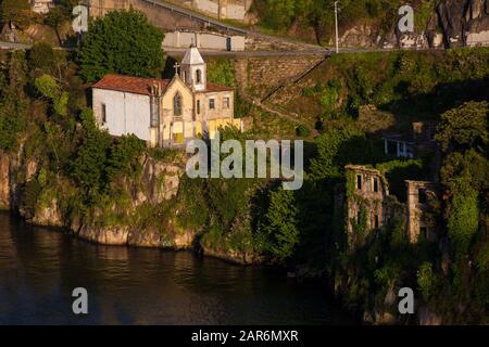 La chapelle historique du Seigneur D'Au-Delà construite à la fin du XV siècle à Vila Nova de Gaia sur les rives du fleuve Douro vu de Porto ville Banque D'Images