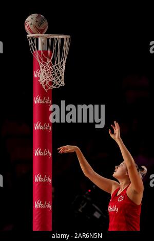 Une vue générale de l'Angleterre vitalité Roses George Fisher pendant le match de la Vitality Netball Nations Cup à la Copper Box, Londres. Banque D'Images