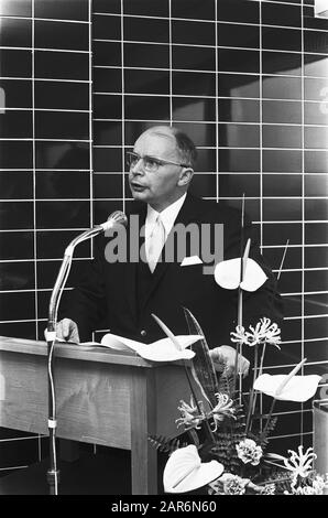 M. H. W. van Hylkema, directeur de la protection de l'enfance au ministère de la Justice ouvre un nouveau conseil de la protection de l'enfance Date: 28 novembre 1969 lieu: Amsterdam, Noord-Holland mots clés: Bureaux directs, bâtiments, ouvertures Nom personnel: Hylkema Nom de l'institution: Ministère de la Justice Banque D'Images