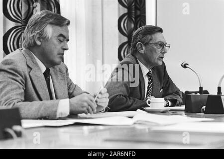 Audition à la Haye sur les problèmes des prix de détail du gaz naturel M. S.A. Rissik (à gauche) et drs. J.P. van der Berg au nom de la Gasunie néerlandaise Date : 30 septembre 1981 lieu : la Haye, Zuid-Holland mots clés : gaz naturel, audiences, petite consommation, prix Banque D'Images