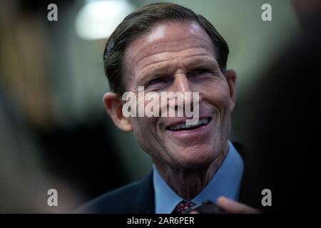 Le sénateur américain Richard Blumenthal (démocrate du Connecticut) s'adresse aux membres des médias du Sénat Subway du Capitole des États-Unis à Washington D.C., aux États-Unis, après Jay Sekulow, avocat personnel du président Donald Trump, et l'avocat de la Maison Blanche Pat Cipollone ont présenté leur défense le samedi 25 janvier 2020. Crédit : Stefani Reynolds / CNP /MediaPunch Banque D'Images