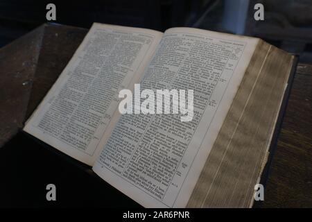 une bible victorienne gallois qui s'ouvre sur une église pupit dans l'église Saint-Michel de Betws y Coed au nord du Pays de Galles Banque D'Images