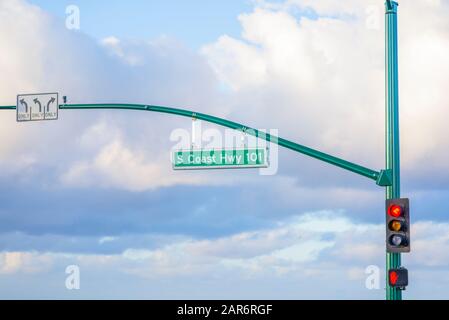 Pacific Coast Highway (PCH) 101 signe contre un ciel nuageux. Photographié À Cardiff-By-The-Sea, Californie, États-Unis. Banque D'Images