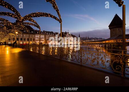 Pont de la chapelle depuis le pont en fer forgé de Rathaussteg à Lucerne, Suisse. Banque D'Images