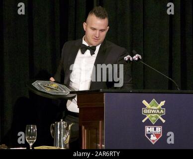 25 janvier 2020, New York, New York, U. S.: Mike TRUITE des Los Angeles Angels au Dîner BBWAA à New York City après avoir été remis avec le prix de joueur Le Plus Précieux de la Ligue américaine de BBWAA. (Image Crédit : © Staton Rabin/Zuma Wire) Banque D'Images