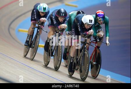 L'équipe de test Huub-Wattbike pilote John Archibald, Dan Bigham et Perrett sur leur chemin pour remporter la finale De La Course de l'équipe masculine au cours du troisième jour des Championnats nationaux de piste HSBC au Centre national de cyclisme de Manchester. Banque D'Images