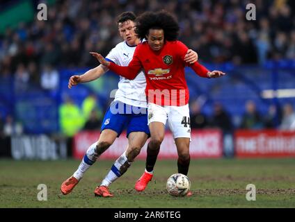 Les Jennings Connor de Tranmere Rovers (à gauche) et le Tahith Chong de Manchester United affrontent le ballon lors du quatrième match de la coupe FA au parc de Prenton, Birkenhead. Banque D'Images