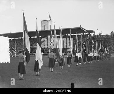 Quatre Jours jour d'inscription de Nimègue, défilé du drapeau Date: 25 juillet 1955 lieu: Nimègue mots clés: Randonnée pédestre Banque D'Images