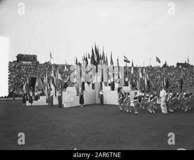 Quatre Jours jour d'inscription de Nimègue, défilé du drapeau Date: 25 juillet 1955 lieu: Nimègue mots clés: Randonnée pédestre Banque D'Images