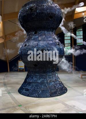 Infinity Blue - immense sculpture en céramique respirante de stromatolite de 8,5 mètres de haut - une pile massive de cyanobactéries fossile qui produit des IR de vapeur Banque D'Images