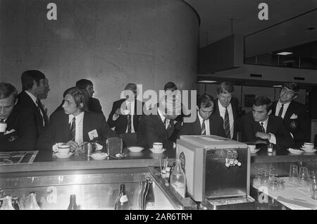 L'équipe néerlandaise part en Pologne de Schiphol Date : 4 septembre 1969 mots clés : équipes, sports, football Nom de l'institution : Schiphol Banque D'Images